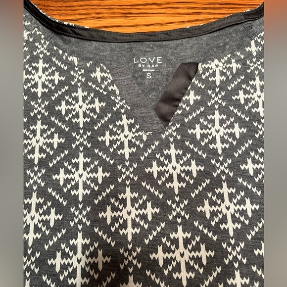 Love by GAP Gray/White Snowflake Patterned Pajama Top Size S - Picture 8 of 10